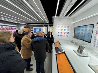 A group of people looking at a display

Description automatically generated