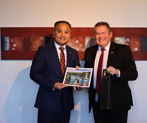 Men in suits holding a piece of paper
Description automatically generated